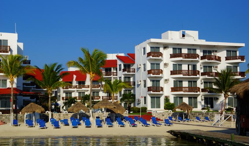 exterior of the Hotel Imperial Las Perlas Cancun